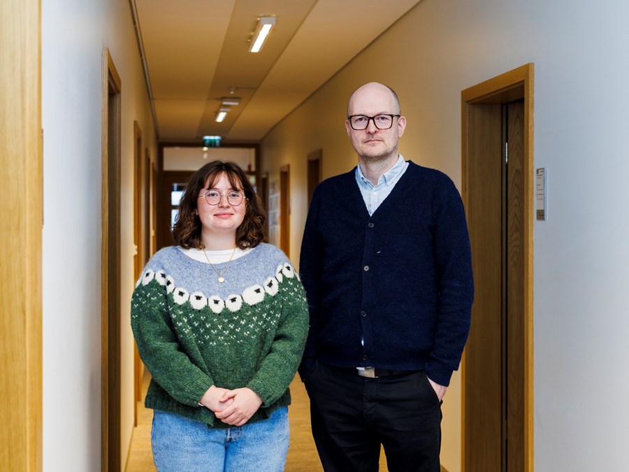 Danielle Napier orkuverkfræðingur og Ólafur Ögmundarson, dósent við matvæla- og næringarfræðideild Háskóla Íslands. Samkvæmt útreikningum þeirra er hægt að framleiða alla ávexti og grænmeti sem Íslendingar þurfa með minni orku en áætlað er að fari í gagnaver í framtíðinni. Mynd tekin í Nýja Garði við Sæmundargötu í Reykjavík. 