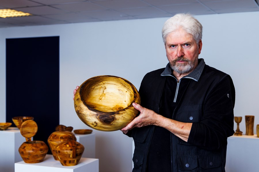 Jón Guðmundsson stendur fyrir sýningu á Eiðistorgi á munum sem hann rennir úr tré. Rennismíðin heillar hann þar sem átökin eru mikil og hægt er að ná miklum afköstum. Sýningin stendur til 15. febrúar. 