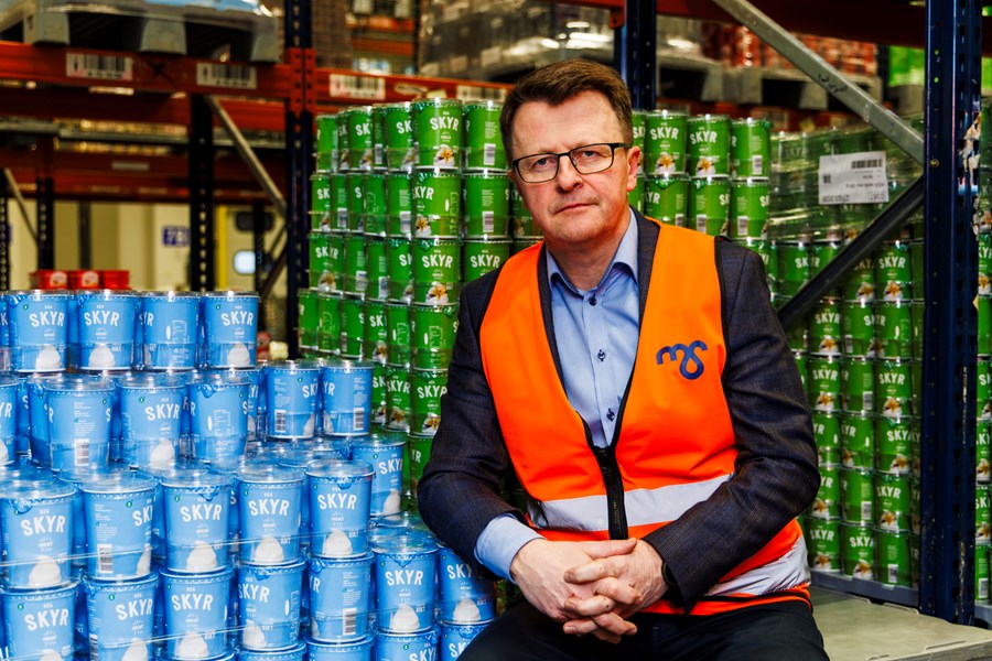 Doktor Björn S. Gunnarsson, vöruþróunarstjóri hjá Mjólkursamsölunni, stillir sér upp innan um skyr á lager MS á Bitruhálsi. Hann segir að með þróun skyrsins hafi vinsældir þess aukist umtalsvert. 