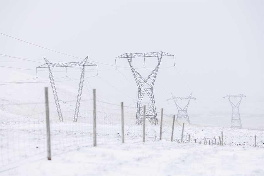 Landnet telur mikilvægt að koma á fót raflínunefnd til að efla samtal vegna Holtavörðuheiðarlínu 1. Ekki eru allir á eitt sáttir við þá nálgun, því slík nefnd myndi skerða skipulagsvald sveitarfélaga. Meðfylgjandi mynd sýnir Búrfellslínur 1 og 3 í Grímsnes- og Grafningshreppi.