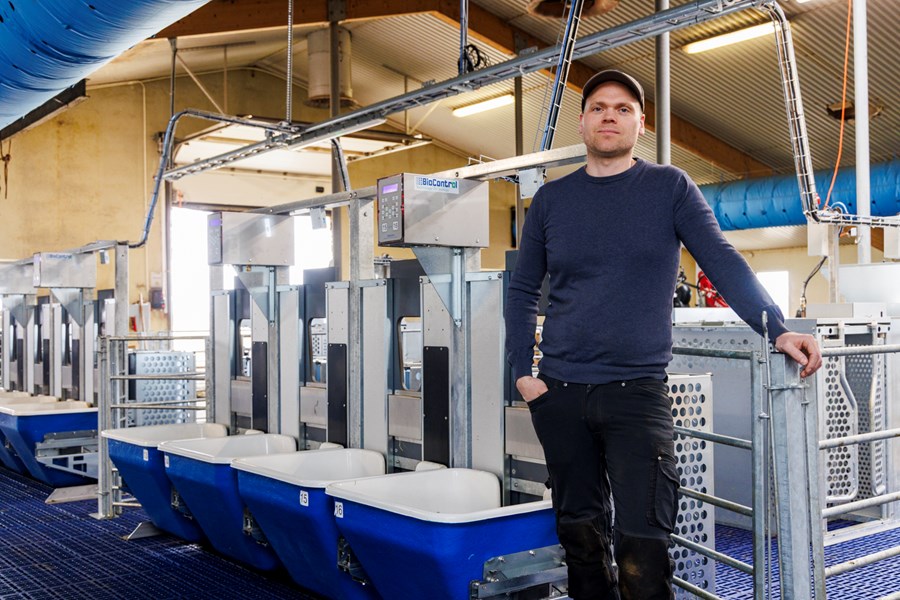 Jóhannes Kristjánsson bústjóri stendur hér við nýjan tilraunabúnað í fjárhúsunum á Hesti í Borgarfirði. 