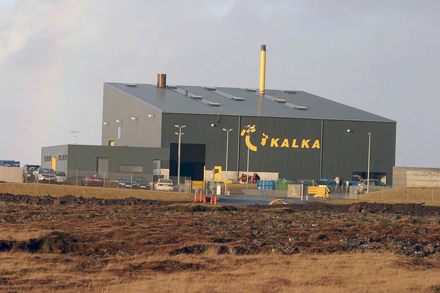 Sorpeyðingarstöðin Kalka í Reykjanesbæ er eini lögformlegi móttökuaðili fyrir dýrahræ á Íslandi sem þarf að farga.
Minna en helmingur þessa úrgangs fór á árinu 2023 til brennslu þar, þrátt fyrir að áætlað sé að stöðin geti tekið við
um 90 prósentum af heildarumfanginu.