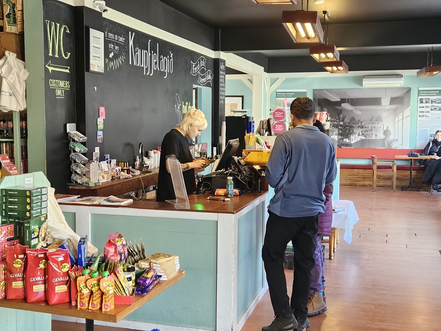 Í versluninni má fá ýmsar helstu nauðsynjar og handverk en kaffihúsið er líka mjög lokkandi og hanga þar uppi fróðleg söguskilti um svæðið.