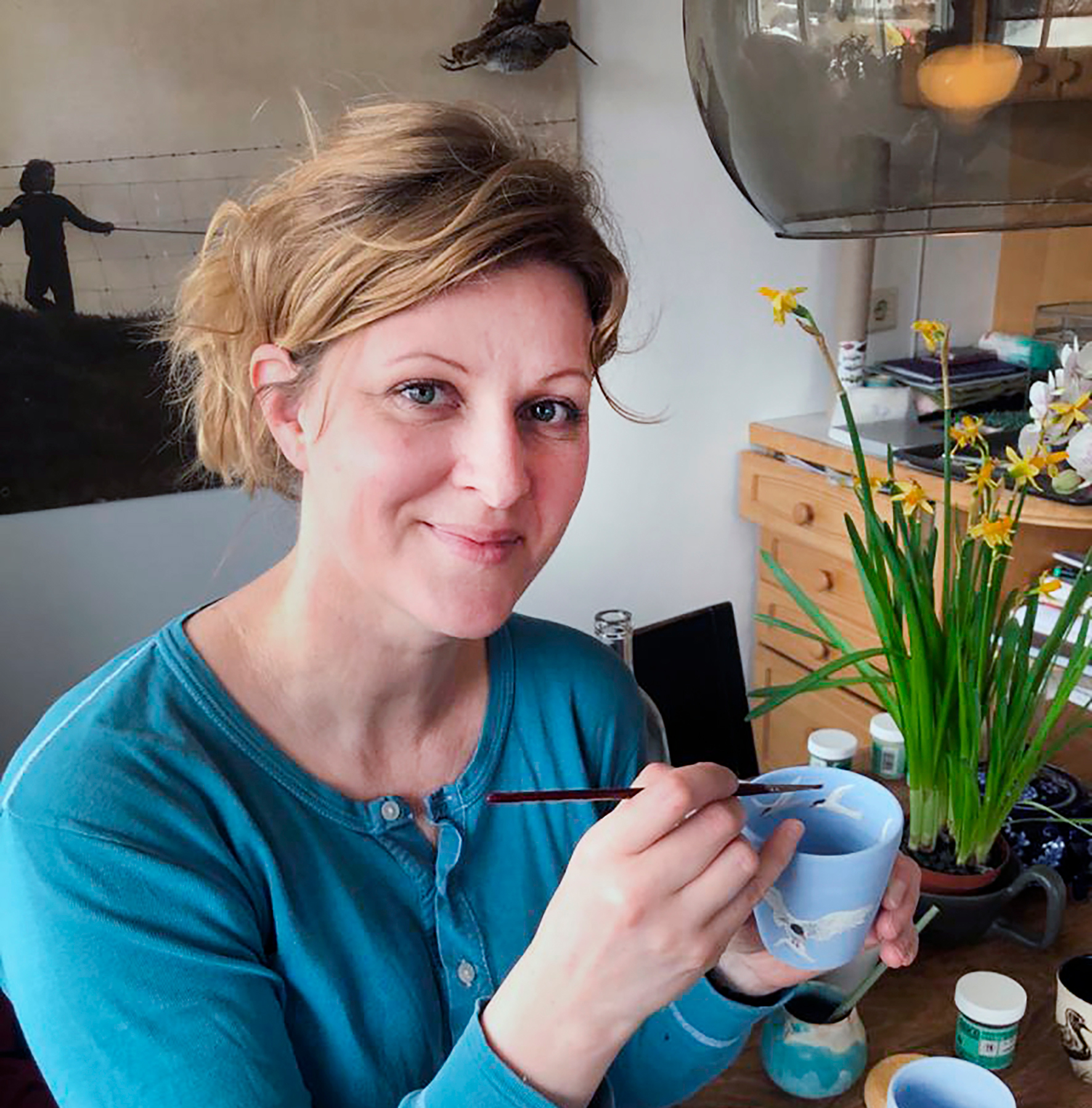 Málar fugla á bolla í gríð og erg við miklar vinsældir