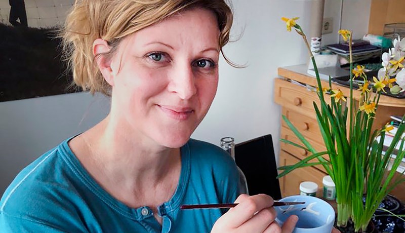 Málar fugla á bolla í gríð og erg við miklar vinsældir