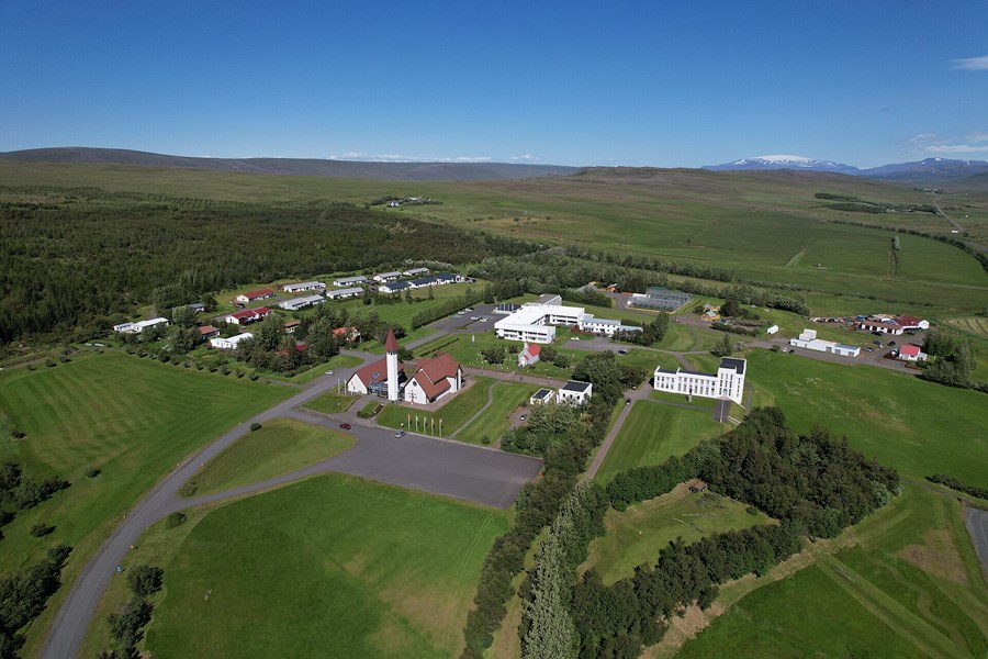 Séð yfir Reykholt í Borgarirði, kirkjan vígð 1996 og gamla kirkjan, frá árinu 1887 í baksýn.  