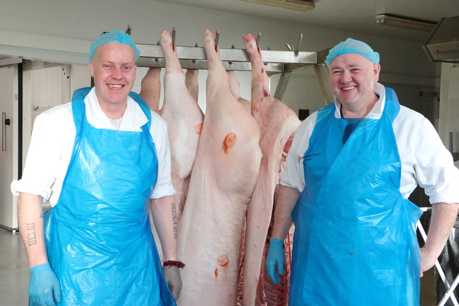 Haraldur Gunnar (t.v.) og Guðmar Jón eru hæstánægðir með viðtökurnar á nýju kjötvinnslunni þeirra á Hellu enda brosa þeir breitt alla daga.