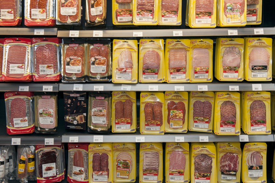 Svína- og kjúklingabændur óttast að mörg störf gætu tapast í innlendri kjötframleiðslu ef Ísland gefur eftir tugprósenta markaðshlutdeild í kjötafurðum.