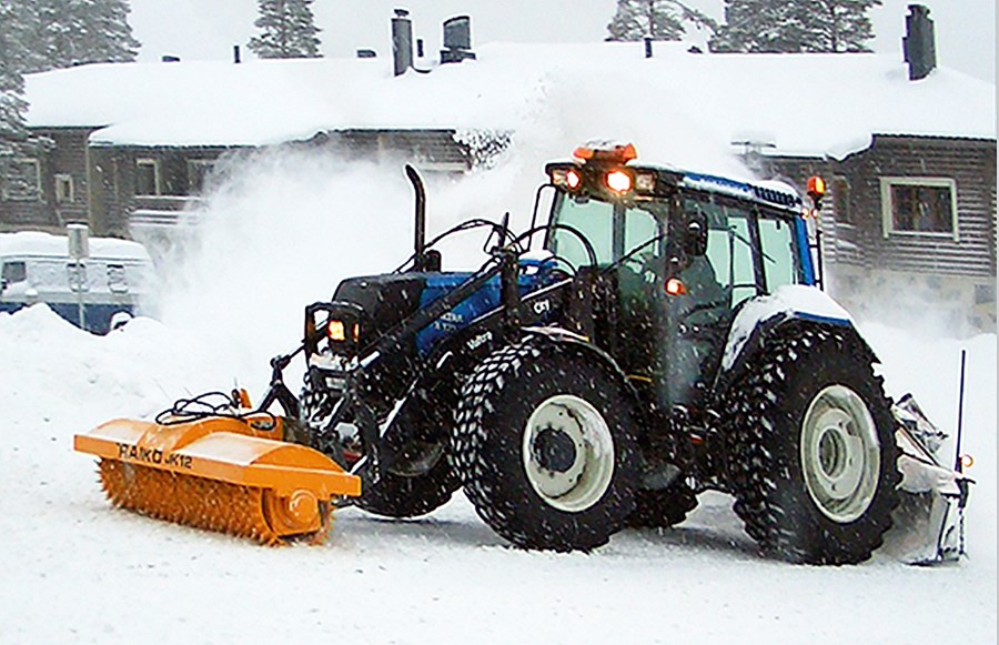 Ísbrjóturinn hentar vel framan á dráttarvélar.