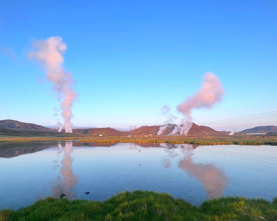 Horft yfir Draugatjörn til austurs; þar er gömul sæluhústóft á austurbakkanum. Hellisskarð er milli strókanna á miðri mynd og Kolviðarhóll þar neðan við.