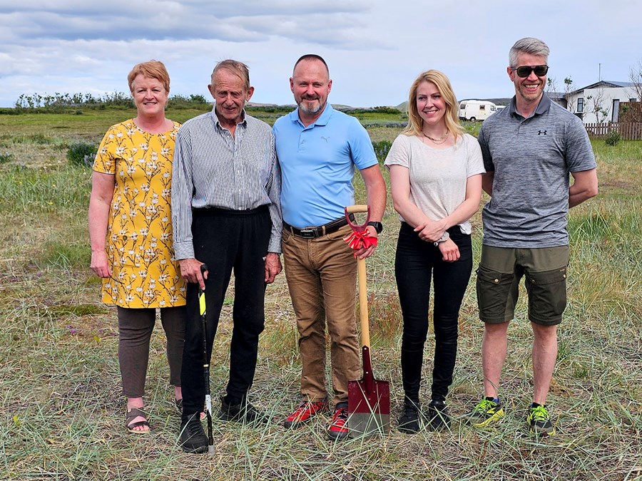 Fv. Katrín Sigurjónsdóttir, sveitarstjóri Norðurþings, Marinó Eggertsson, Eggert Marinósson byggingarverktaki, Charlotta Englund, atvinnu- og samfélagsfulltrúi Öxarfjarðarhéraðs og Elvar Árni Lund, sviðsstjóri hjá Norðurþingi. Marinó, faðir Eggerts, byggði síðasta íbúðarhúsið sem reist var á Kópaskeri á níunda áratug síðustu aldar.