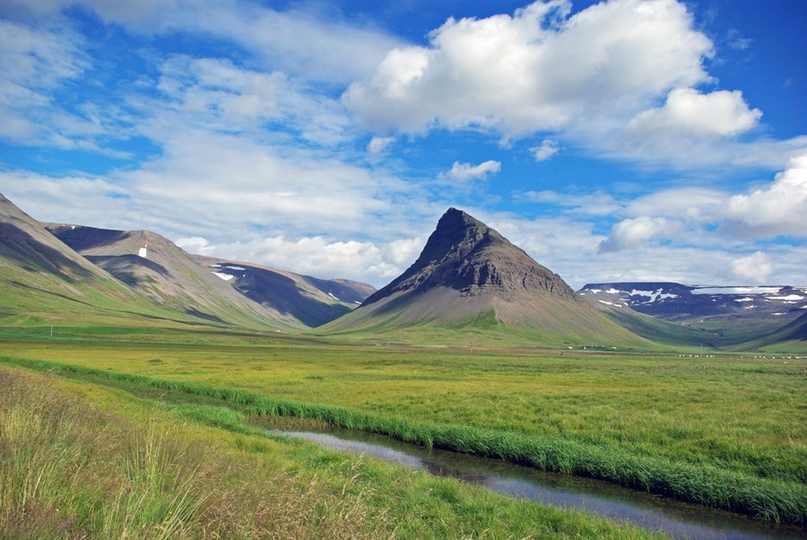 Þarna má sjá Korpudal í Önundarfirði lengst til vinstri, þá Hestfjall, bæinn Hest og síðan Hestdal sunnan við hestfjallið.