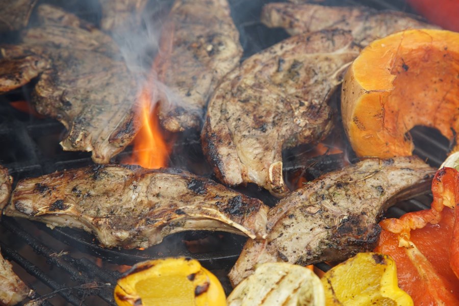 Girnilegir tómatar og grillaðar kótilettur