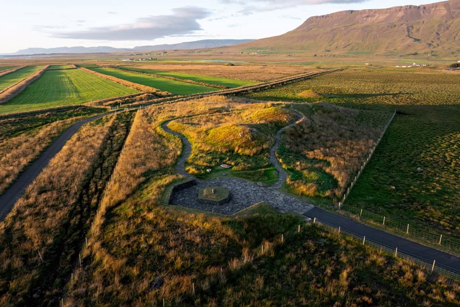 „Ákveðið var að sjálfur aftökustaðurinn skyldi vera á einum af ystu melhólunum í Vatnsdalshólum, á Þrístöpum, en þar hafði áður verið kot kennt við Ranahóla.“