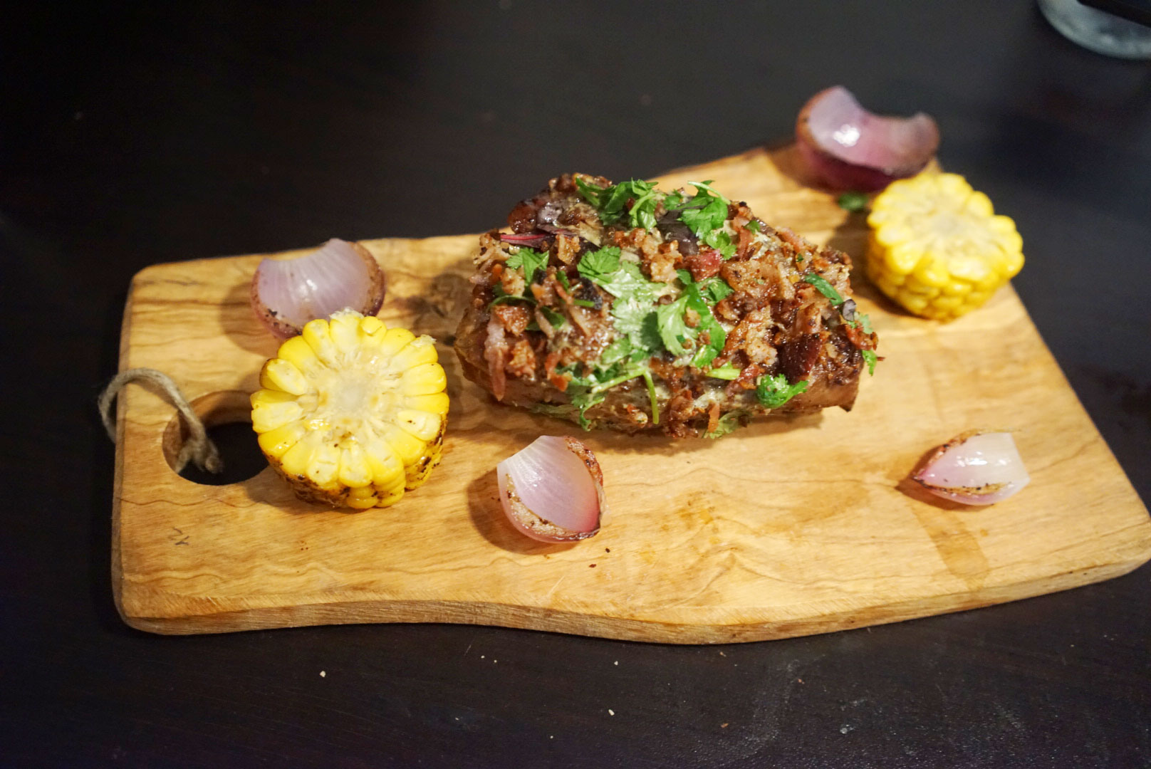 Sinneps- og kryddjurtagljáð lamb, berjabaka og ís