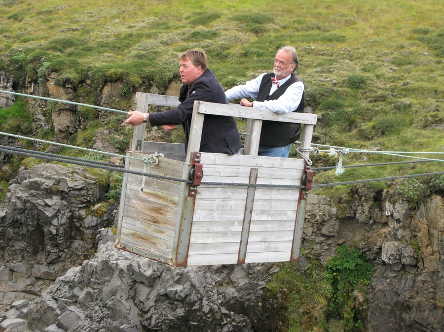 Stefán Ólason í Merki og Gísli Sigurgeirsson sjónvarpsmaður tóku eina salibunu á Merkiskláfnum yfir Jökulsá.
