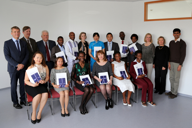 Þrettán nemendur frá sjö löndum útskrifast