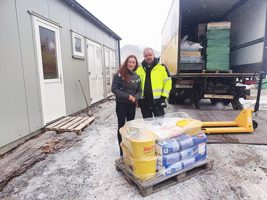 Elsa Ingjaldsdóttir og Steingrímur Jónsson, starfsmenn Landstólpa, við vörubretti bóndans á Núpstúni í Hrunamannahreppi, sem hann fékk sent heim að fjósi með ýmsum rekstrarvörum fyrir búið. Hann losaði brettið eftir að þau fóru.
