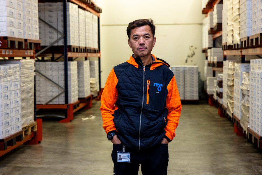 Verkstjórinn Dammar Jang Gurung, sem er oft kallaður DJ (borið fram Dídjey), hleypur til og frá vinnu á hverjum degi. Við störf sín á lagernum hjá MS gengur hann jafnframt rösklega og fer samtals 30 kílómetra á tveimur jafnfljótum á virkum dögum. Hann er fæddur í Nepal en hefur búið á Íslandi síðan 1999.