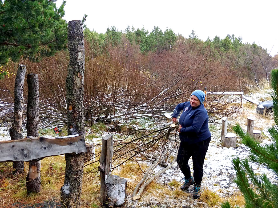 Sjálfboðaliðar við hreinsunarstörf