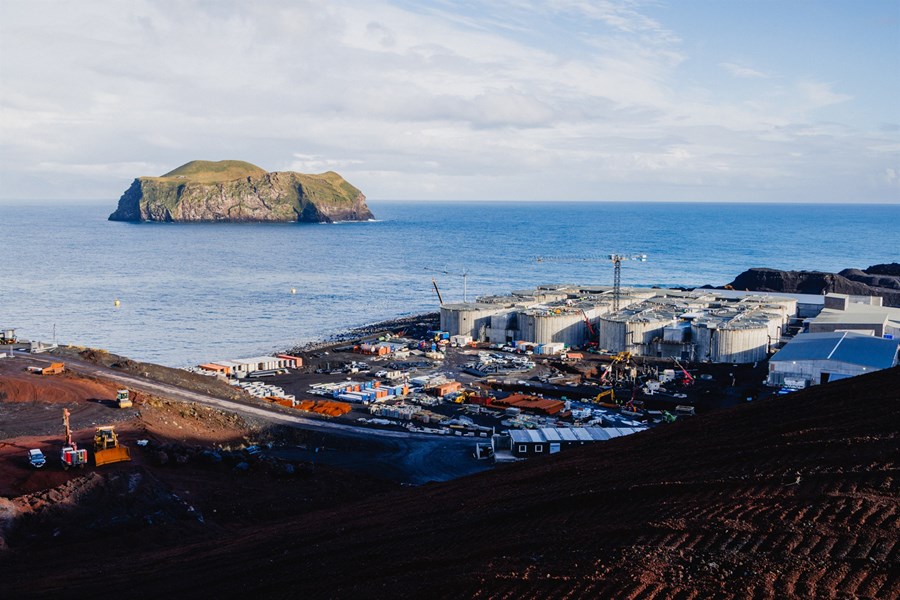 Í Viðlagafjöru í Vestmannaeyjum er fiskeldisfyrirtækið Laxey með mikla uppbyggingu. Aðstæður á Íslandi henta vel til laxeldis á landi, en hreint vatn, mikil orka og mannauður með þekkingu úr iðnaði og sjávarútvegi skiptir höfuðmáli. Ísland er jafnframt vel staðsett varðandi skipaflutninga á stóra markaði í Evrópu og Bandaríkjunum.   