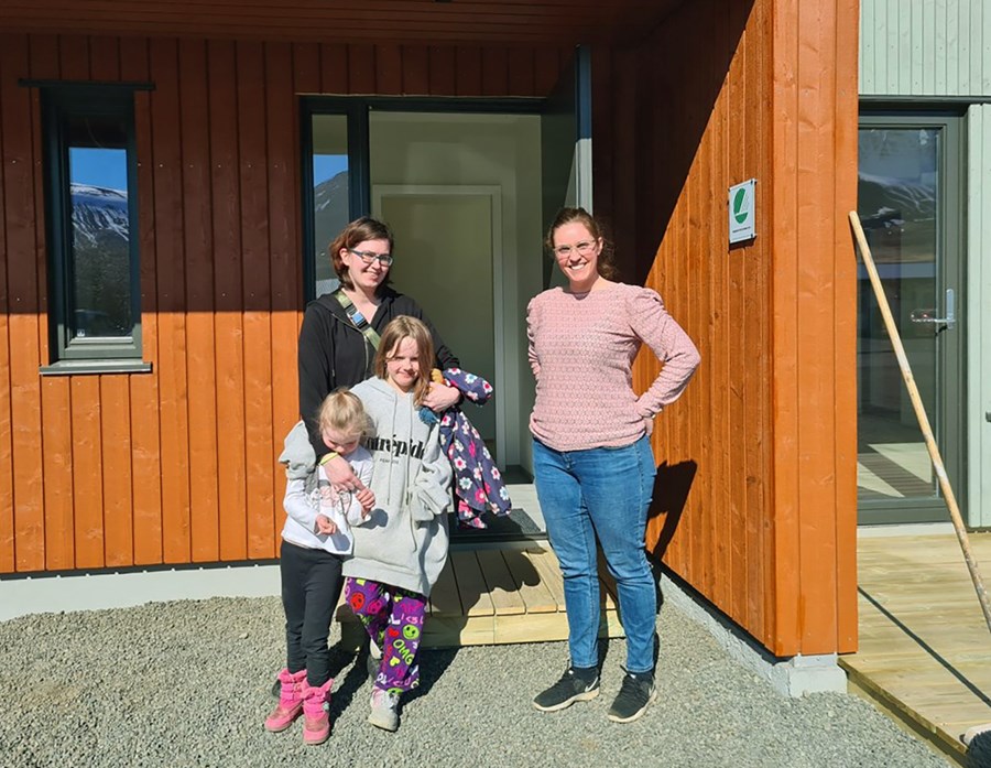 Unnur Gunnarsdóttir var að vonum ánægð með að komast í nýja íbúð með dætur sínar tvær. Helga Sveinbjörnsdóttir byggingarfulltrúi afhenti lyklana fyrir hönd Leiguíbúða Þingeyjarsveitar hses.