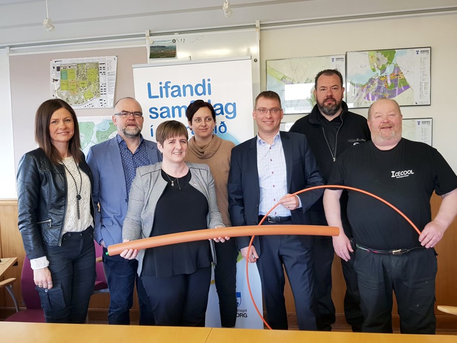 Frá undirskrift viljayfirlýsingar Árborgar og Gagnaveitu Reykjavíkur um ljósleiðara í sveitarfélaginu. Á myndinni er bæjarráð Árborgar, frá vinstri, Arna Ír Gunnarsdóttir, Kjartan Björnsson, Eyrún Magnúsdóttir og Helgi S. Haraldsson. Fyrir framan frá vins