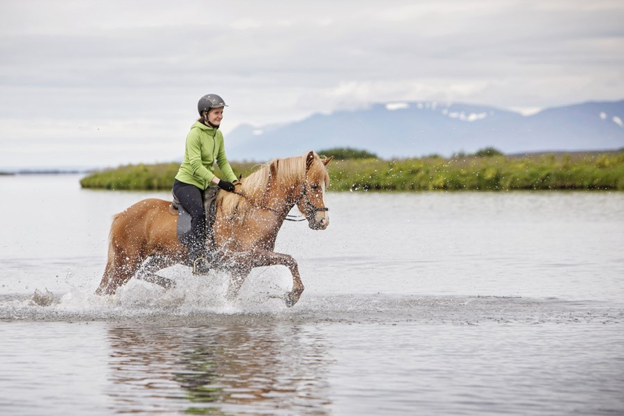 Íslensk náttúra leikur stórt hlutverk í bókinni og hér má sjá Christínu og Hremmsu í vatnsleikfimi.