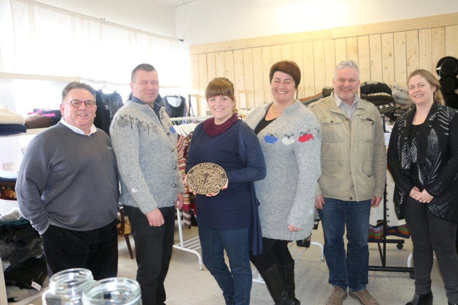 Á myndinni eru, frá vinstri, Ísólfur Gylfi Pálmason, sveitarstjóri Rangárþings eystra, Stefán Ólafur frá fyrirtækinu „Frá Íslandi“, Margrét, Margrét Sigríður Jónsdóttir frá fyrirtækinu „Frá Íslandi“, Ágúst Sigurðsson, sveitarstjóri Rangárþings ytra og Nan