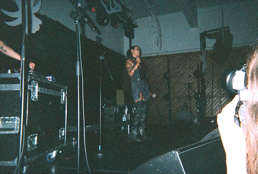 Myndlistarkonan og íslenska rappstjarnan Dýrfinna Benita Basalan, eða Countess Malaise, gleður viðstadda
á alþjóðlegu listahátíðinni LungA.