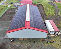 Orkuver á þaki reiðhallarinnar