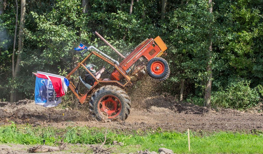 Magnús Óskar Guðnason stekkur á gamla Zetor upp úr drullugryfjunni í Hollandi.