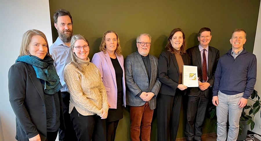 F.v. Hrönn Egilsdóttir frá Hafrannsóknastofnun, Ole Martin Sandberg og Ragnhildur Guðmundsdóttir frá Náttúruminjasafni Íslands, Bryndís Marteinsdóttir frá Landgræðslunni, Skúli Skúlason frá Háskólanum á Hólum og Náttúruminjasafni Íslands, Svandís Svavarsdóttir matvælaráðherra, Benedikt Árnason ráðuneytisstjóri og Björn Helgi Barkarson, skrifstofustjóri sjálfbærni