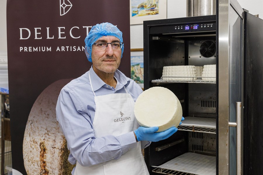 Desira-feðgarnir eru með 50 geitur og 50 ær sem þeir mjólka. Á undanförnum árum hafa þeir unnið að því að endurvekja gamla maltneska stofna sem dóu nánast út með innflutningi á erlendu sauða- og geitakyni. 