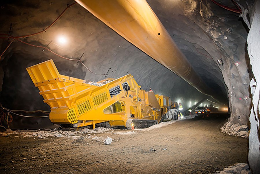 Á sama tíma og íslenska hagkerfið er í mikilli uppsveiflu og Íslendingar kvarta undan því að vegakerfið sé að eyðileggjast, leggjast Normenn í vegaframkvæmdir sem aldrei fyrr, þrátt fyrir gríðarlegan samdrátt í olíutekjum.