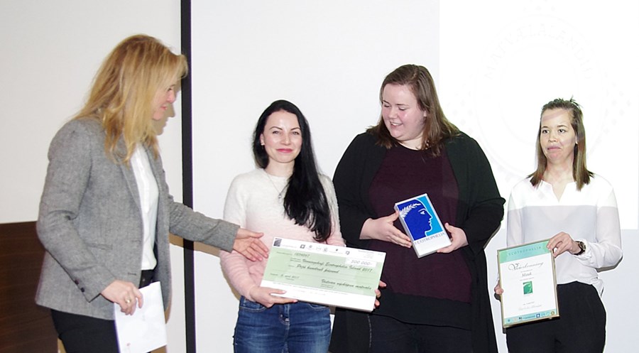 Þorgerður Katrín Gunnarsdóttir afhendir verðlaun Ecotrophelia Ísland 2017.