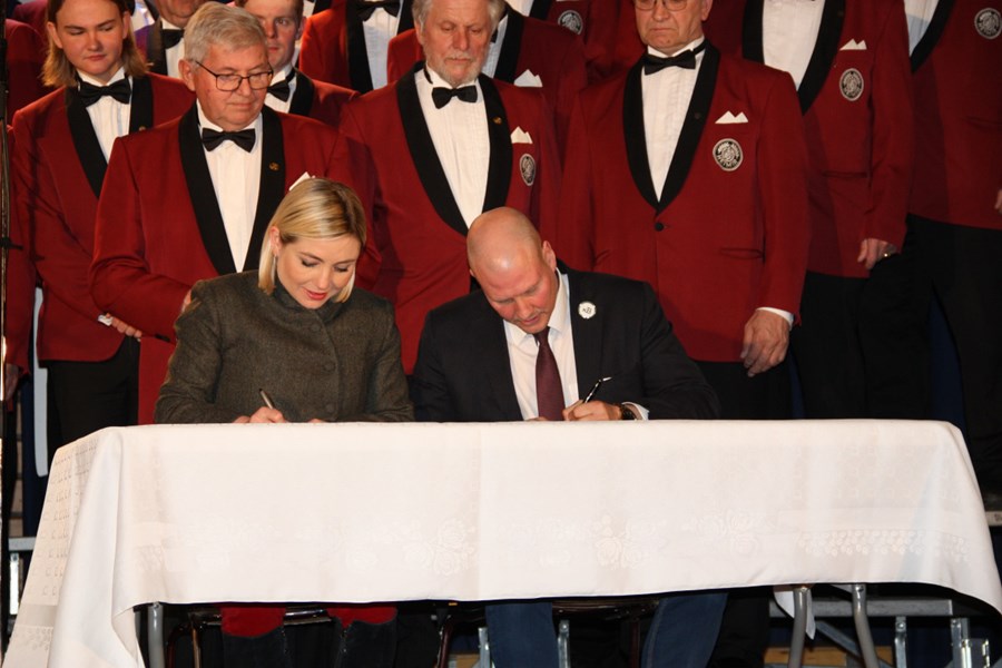 Undir viljayfirlýsingu um fjármögnun og undirbúning að menningarhúsi á Sauðárkróki  rituðu Lilja Dögg Alfreðsdóttir mennta- og menningarmálaráðherra og Stefán Vagn Stefánsson, formaður byggðarráðs Sveitarfélagsins Skagafjarðar.