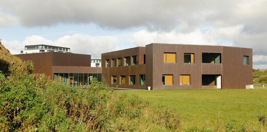 Við skólann starfa 21 starfsmaður en skólinn er stór vinnustaður í héraðinu. Félagslíf nemenda er mjög gott og hafa verið sett upp mjög vinsæl leikrit í skólanum síðustu ár. 

