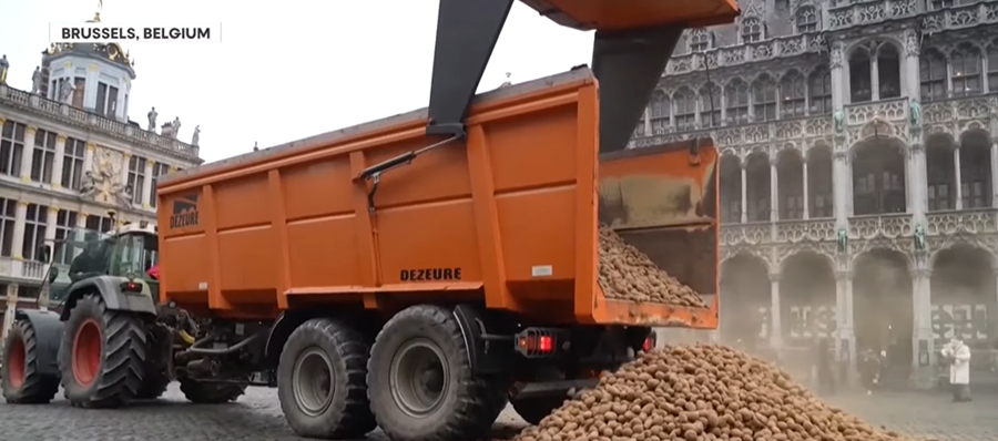 Bændur sturtuðu kartöflum á götur Brussel til að mótmæla Mercosur-samningi ESB og landa í Suður-Ameríku