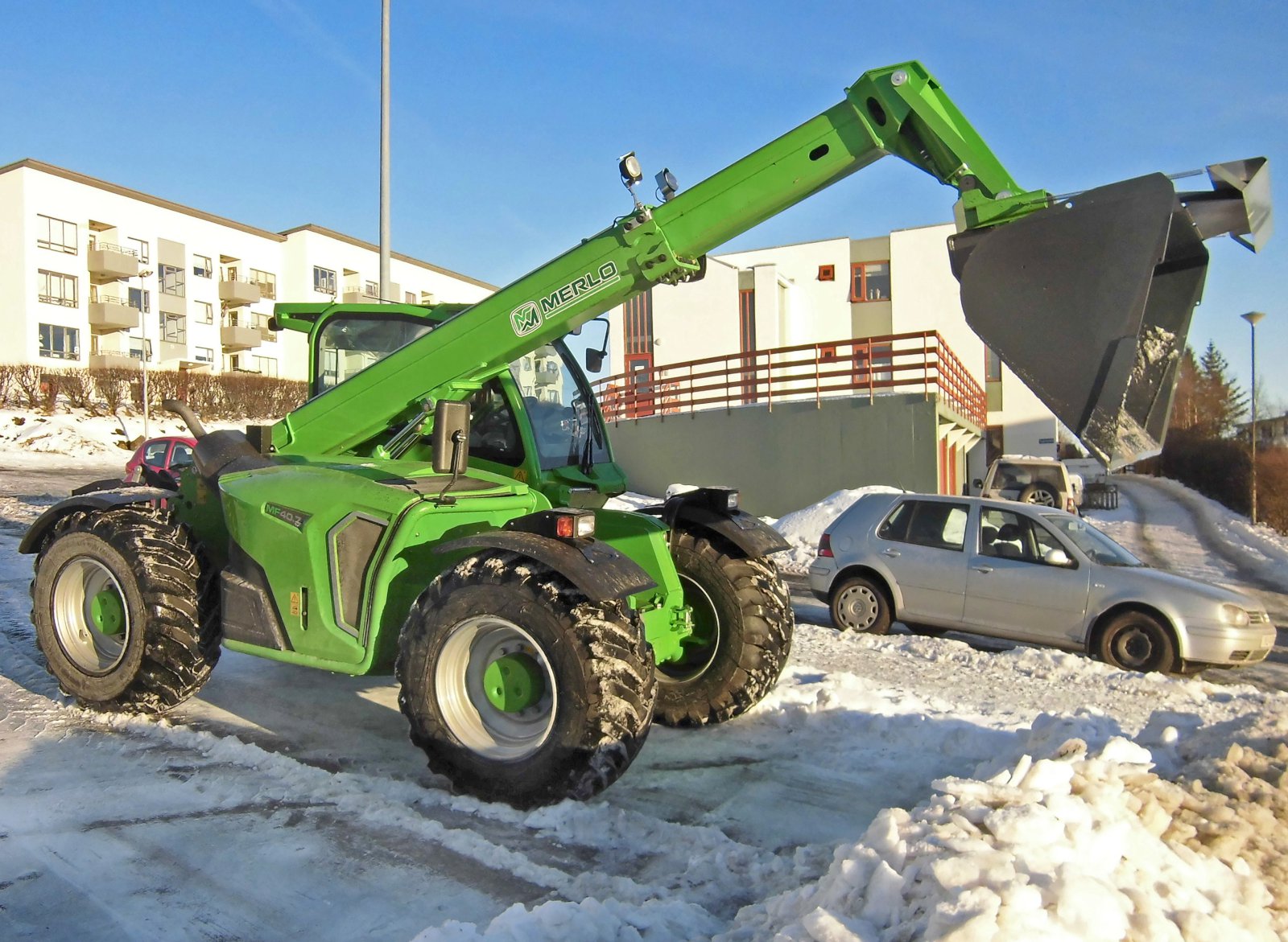 Skotbómulyftari og dráttarvél í einu og sama tækinu