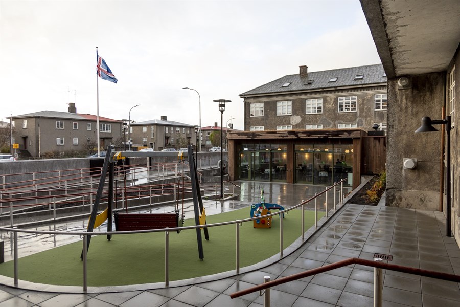 Hér má sjá kaffihúsið og leiksvæðið að utanverðu, stílhreint og bjart og sómir
sér vel sem nýr hluti Grundar. 