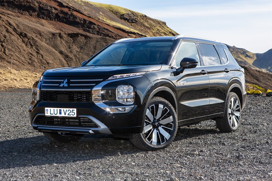 Mitsubishi Outlander er kominn aftur eftir að hafa horfið af markaðnum. Allt útlit er nýtt en það leynir sér samt ekki að þetta er Outlander. 