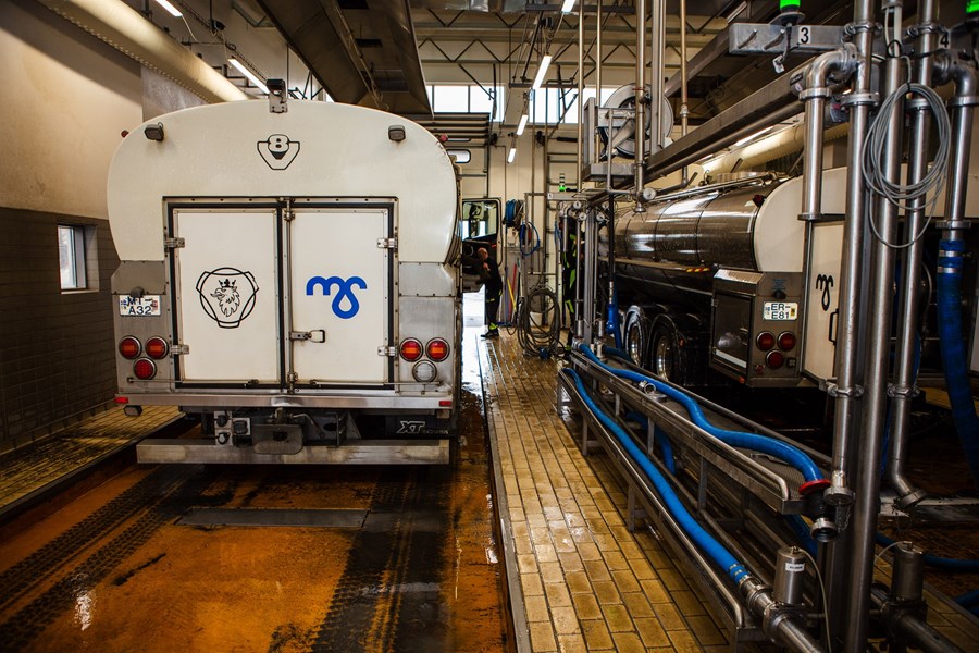 Mjólkurbílar í Mjólkursamsölunni á Selfossi. „Afleidd störf í landbúnaði spanna vítt svið og tengjast ýmsum atvinnugreinum. “