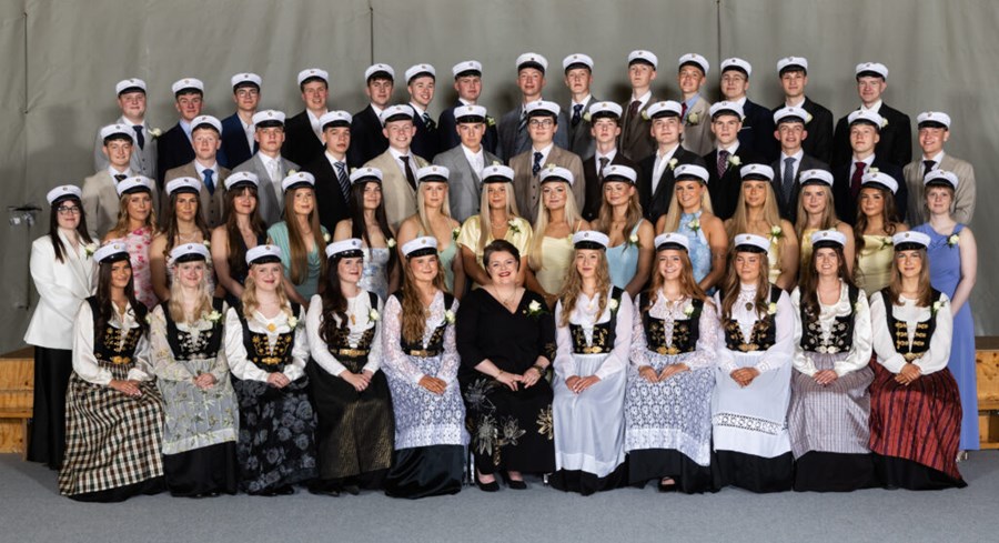 Útskriftarhópur Menntaskólans að Laugarvatni 23. maí, ásamt Jónu Katrínu, skólameistara. 