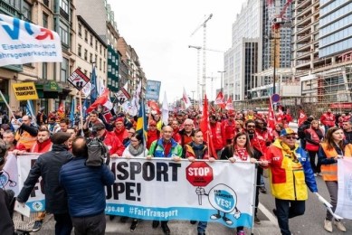 Trukka- og rútubílstjórar krefjast heiðarlegra flutninga í Evrópu