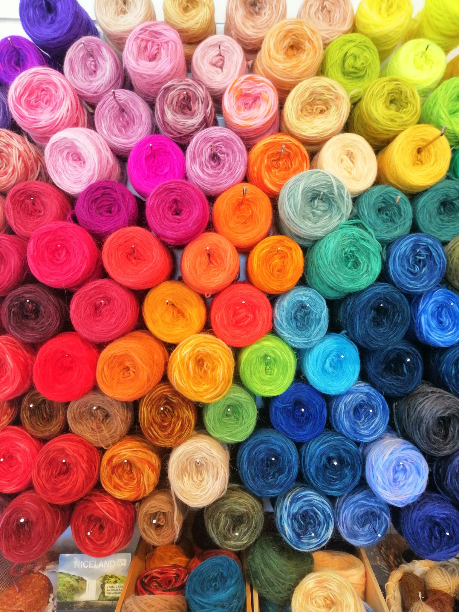 Býr til litrík verðmæti úr íslensku ullinni