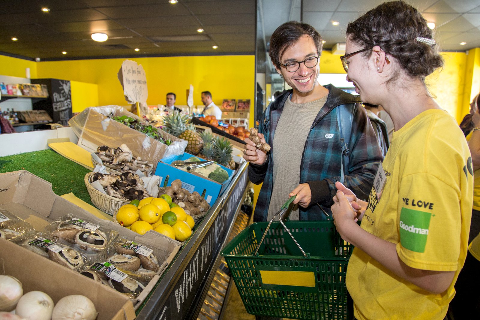 Næra landa sína með útrunnum matvælum
