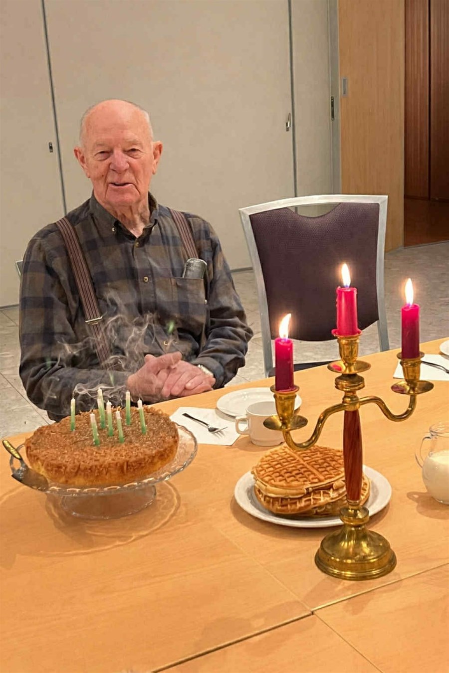 Guðmundur Karl Guðfinnsson altmugligmaður fagnaði 85 ára afmæli sínu 8. janúar sl. Af því tilefni héldu vinnufélagarnir kaffiboð honum til heiðurs eins og sjá má á myndinni.