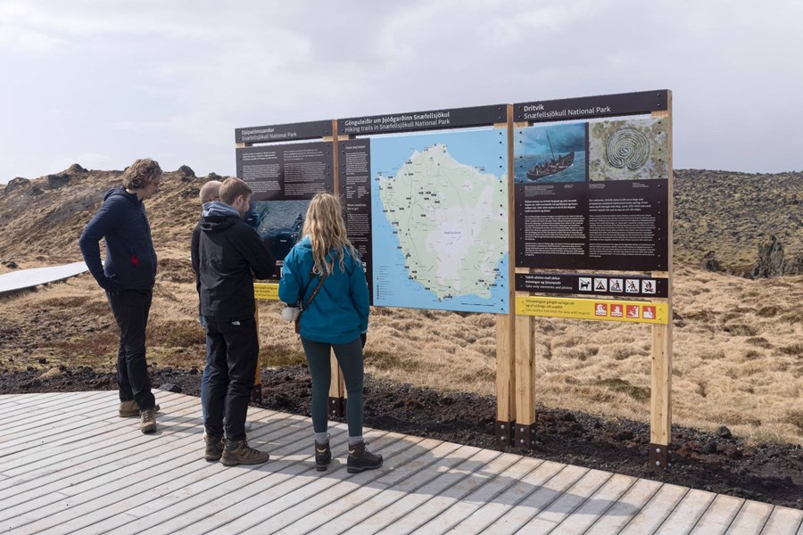 Skilti við Djúpalónsand sem sett er upp í samræmi við merkingarkerfið Vegrúnu.
