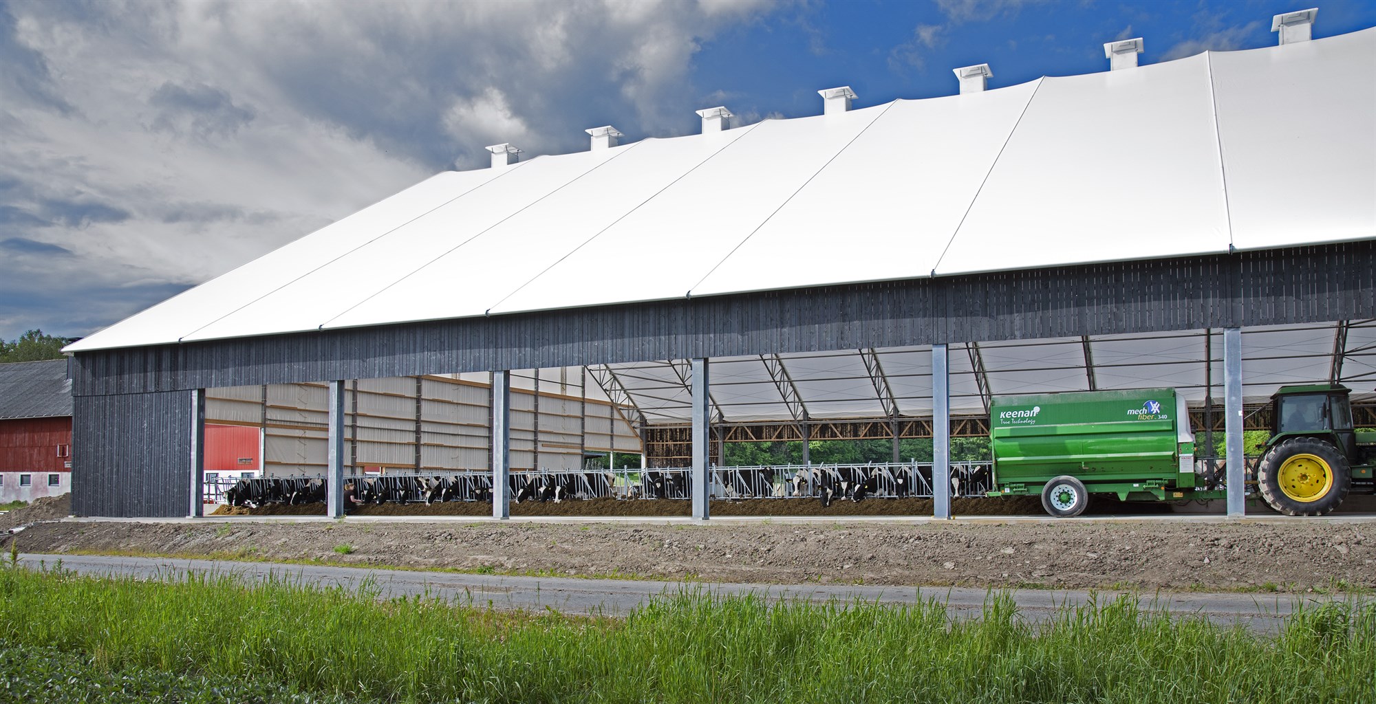 Tjaldfjós með trjákurli